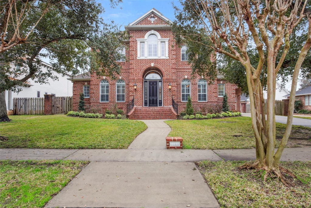 view of front facade featuring a front lawn