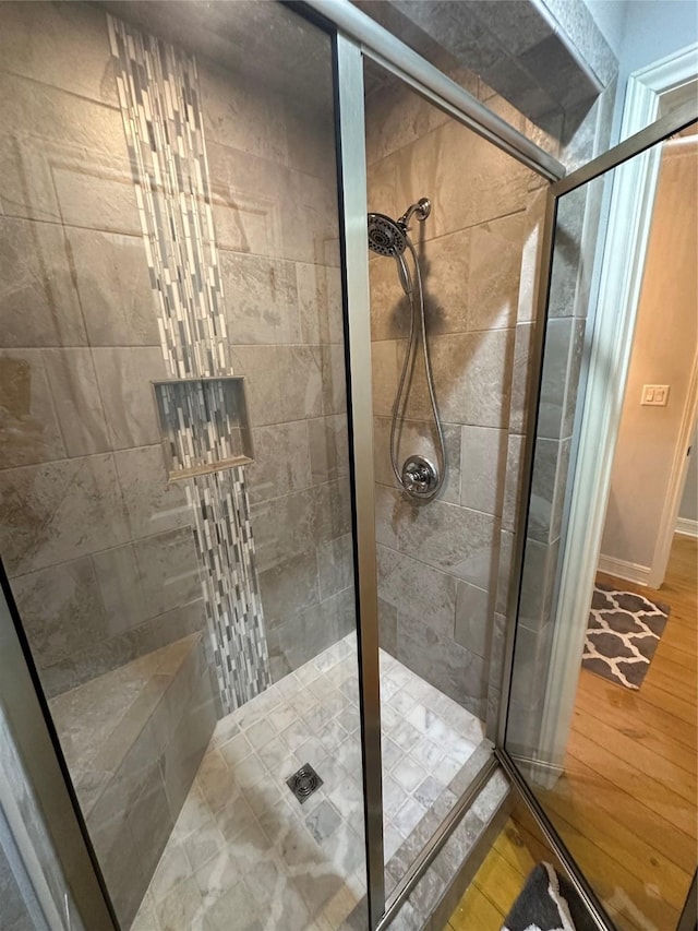 bathroom featuring a tile shower