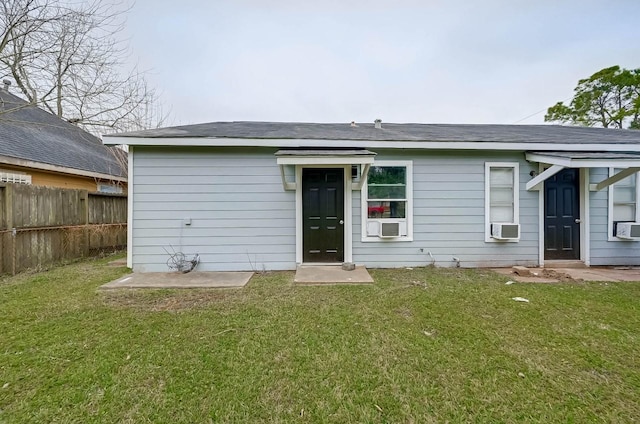 view of front of house featuring a front lawn