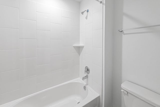 bathroom with tiled shower / bath and toilet