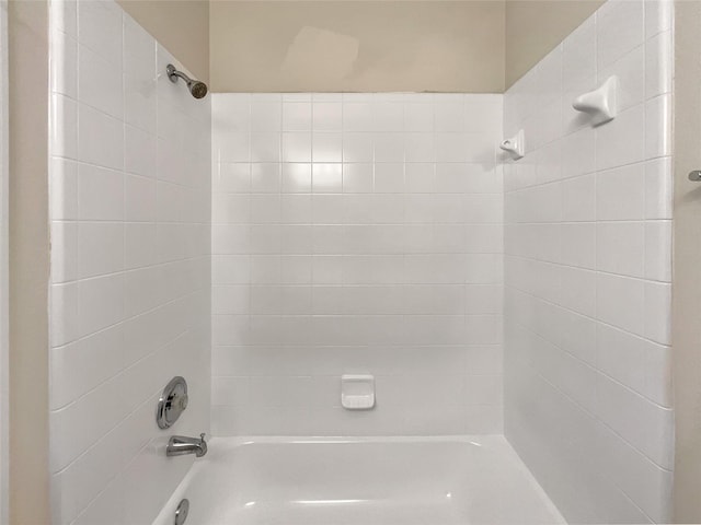 bathroom with tiled shower / bath