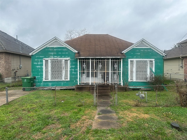 bungalow featuring a front lawn