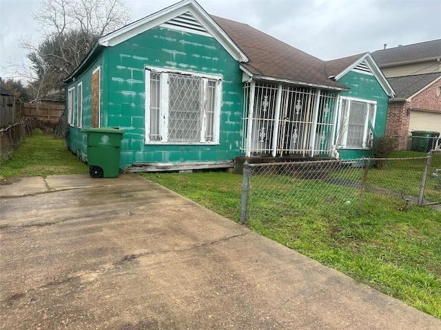 view of front of home featuring a front lawn