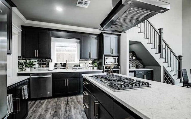 kitchen with sink, crown molding, stainless steel appliances, dark hardwood / wood-style floors, and exhaust hood