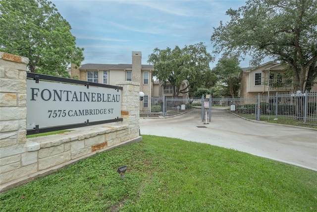 community sign featuring a yard