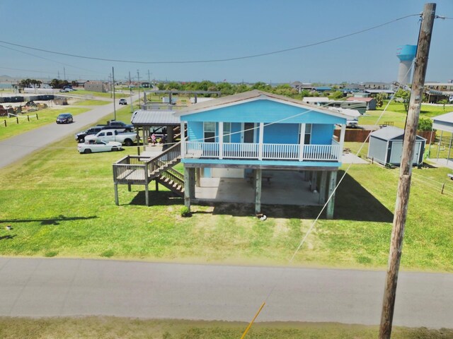 view of front of house featuring a carport and a front yard