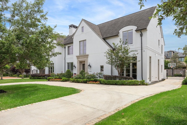 view of front of house featuring a front yard