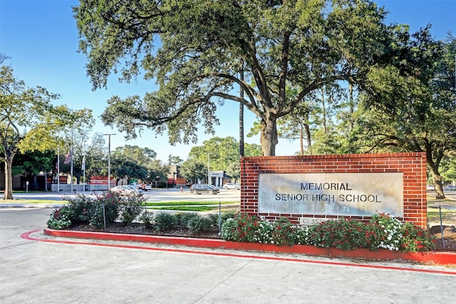 view of community / neighborhood sign