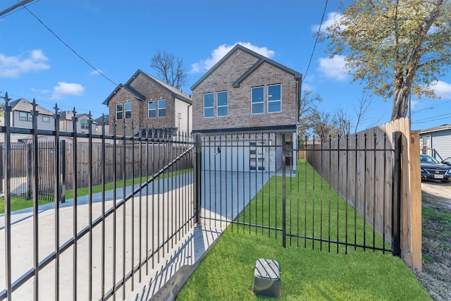 view of front of property featuring a front yard