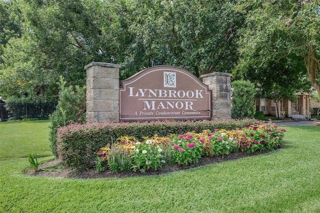 community sign with a lawn