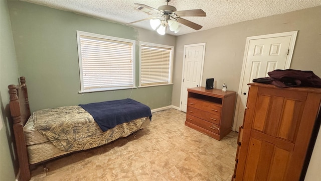 bedroom featuring ceiling fan and a textured ceiling