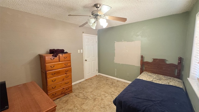 bedroom featuring ceiling fan and a textured ceiling