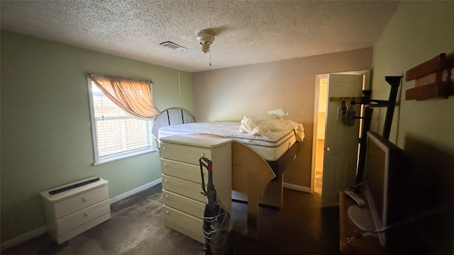 bedroom featuring ceiling fan and a textured ceiling