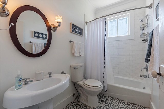 full bathroom featuring crown molding, sink, shower / bath combo with shower curtain, and toilet