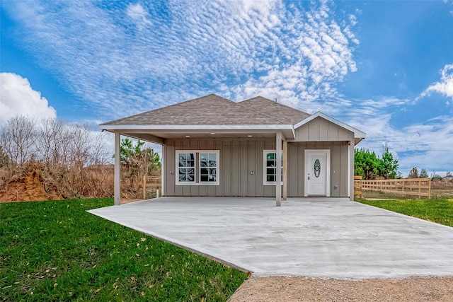 view of front of home featuring a front lawn