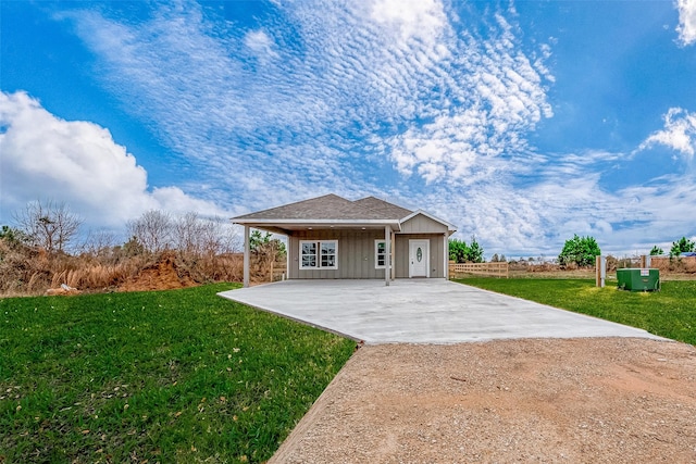 view of front of property with a front yard