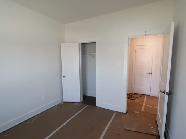 unfurnished bedroom featuring baseboards and a closet