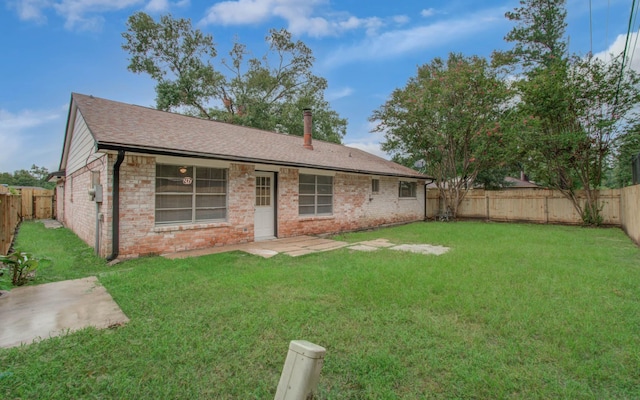 back of house featuring a lawn