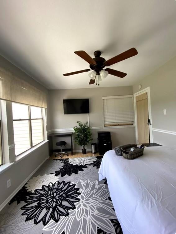 bedroom featuring ceiling fan