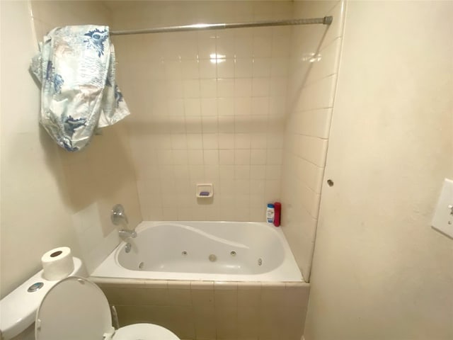 bathroom with tiled shower / bath and toilet