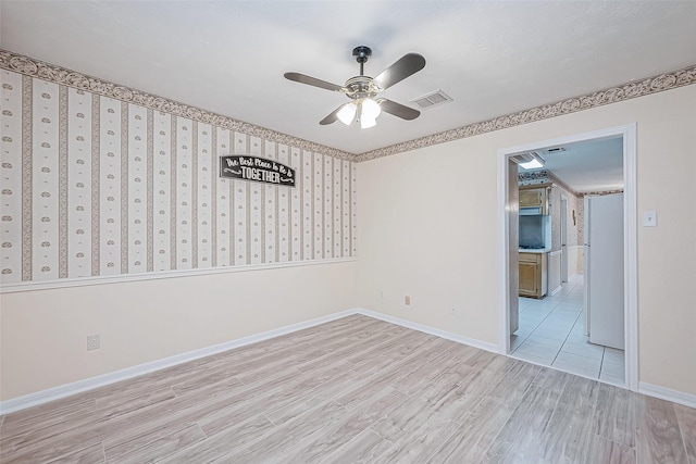 empty room featuring light hardwood / wood-style floors and ceiling fan