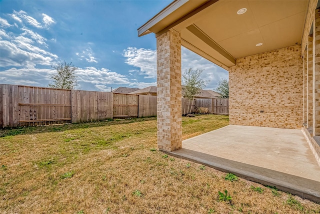 view of yard featuring a patio area