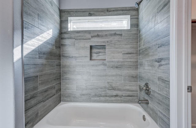 bathroom featuring tiled shower / bath