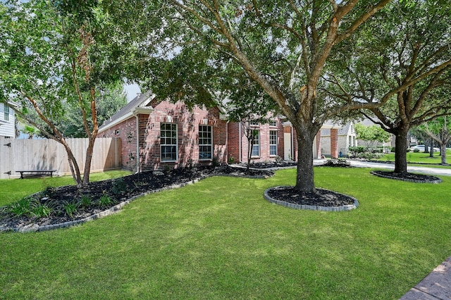 view of front of property featuring a front lawn