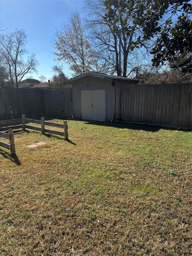 view of yard featuring a shed