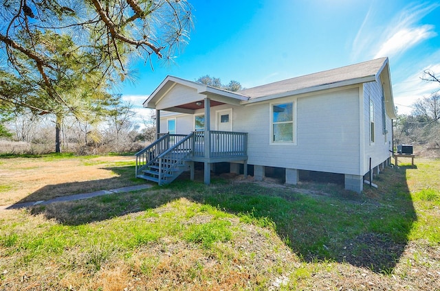 rear view of house featuring a lawn