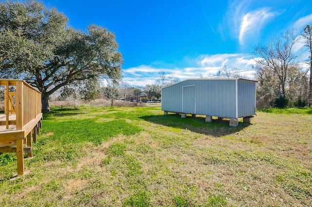 view of yard with a storage unit