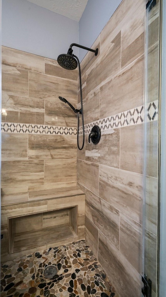 bathroom featuring a tile shower