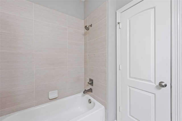 bathroom featuring tiled shower / bath