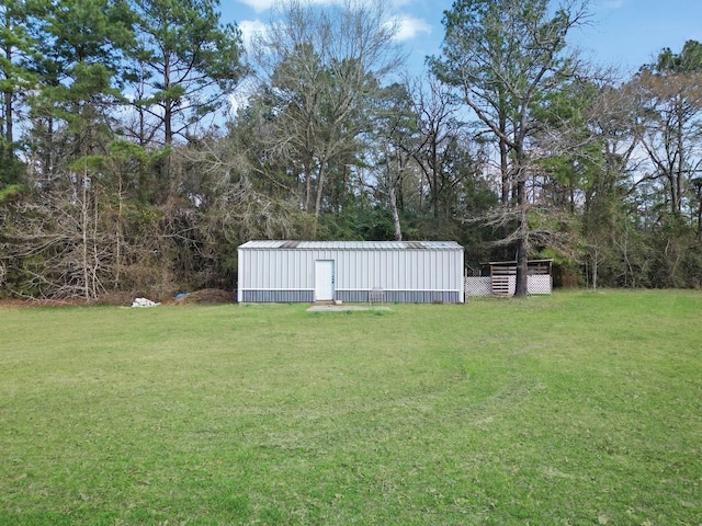 view of yard with an outbuilding