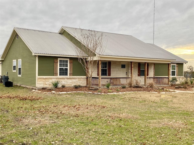 view of front of property with a porch and a front yard