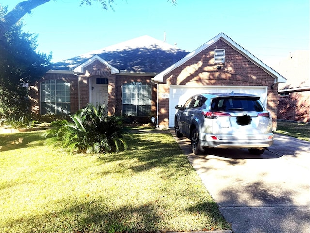 view of front facade featuring a garage and a front yard