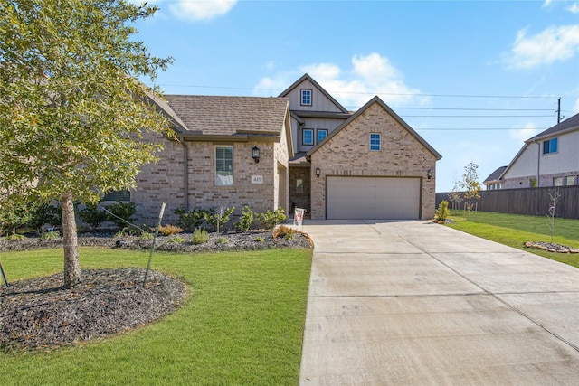 view of front of property featuring a front lawn