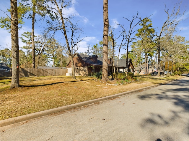 view of front of property featuring a front yard