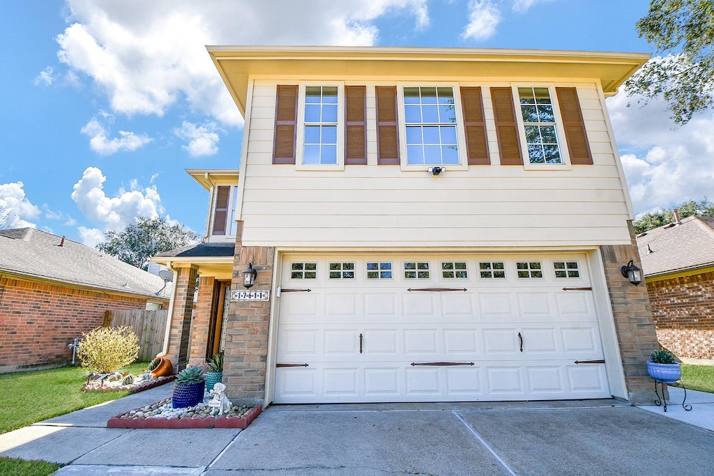 view of front property featuring a garage