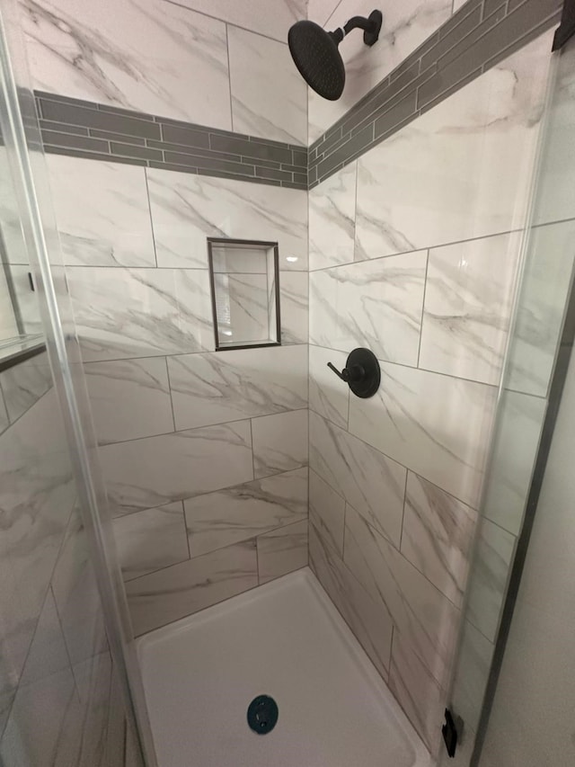 bathroom featuring a tile shower