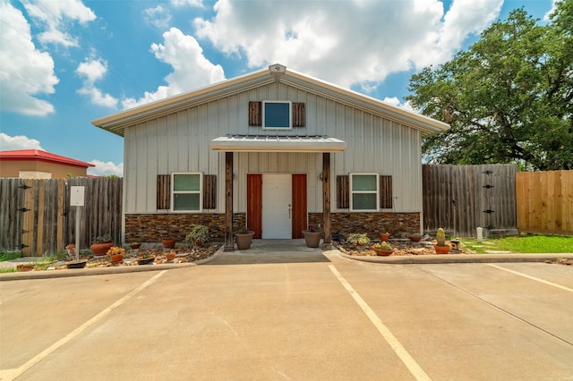 view of front of property featuring a patio area