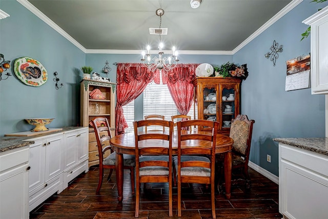 dining room featuring crown molding, dark wood-style flooring, visible vents, and an inviting chandelier