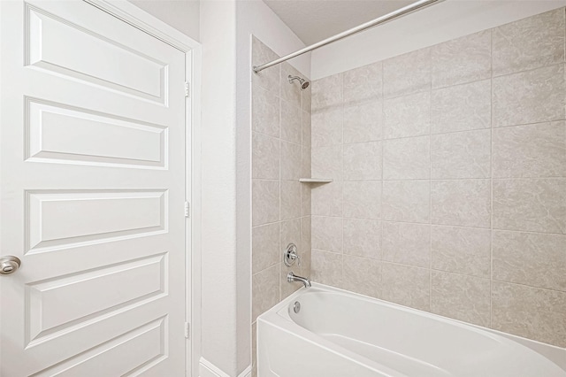 bathroom with tiled shower / bath combo