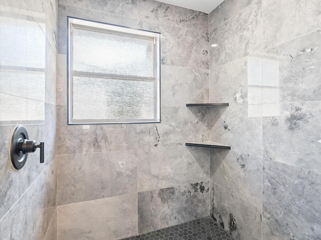 bathroom featuring tiled shower