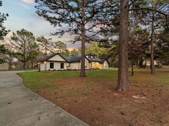 view of front facade featuring a yard, driveway, and an attached garage