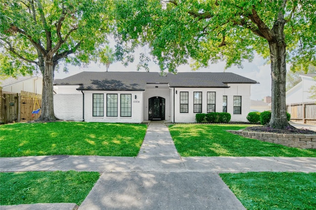 view of front facade featuring a front yard