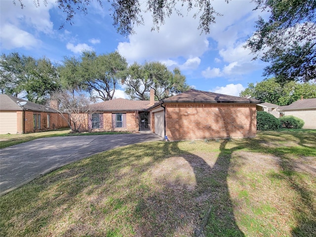 view of front of home featuring a garage and a front yard