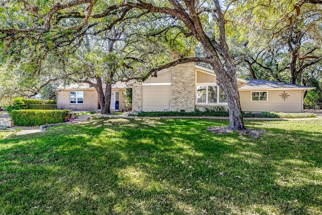 ranch-style house featuring a front yard