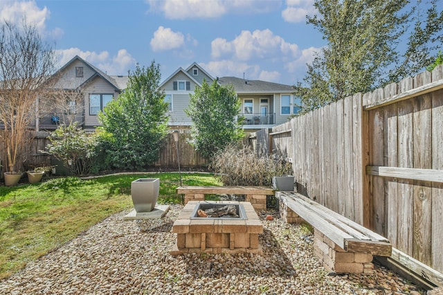 view of yard featuring a fire pit