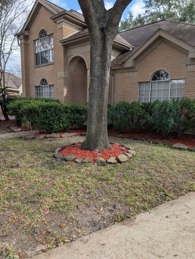 view of front facade featuring a front lawn